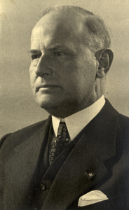 105788 Portret van F.E. Müller, geboren 1889, commissaris van de provincie Utrecht in 1941. Overleden 1960. Borstbeeld links.